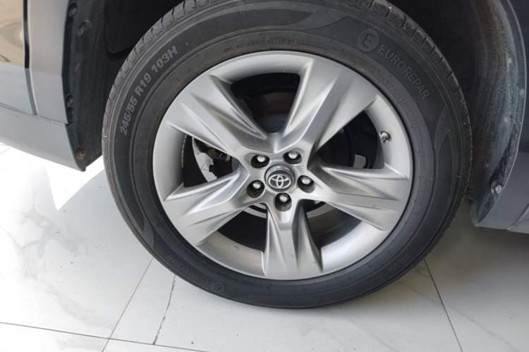 Used Toyota Highlander 2018 2.0T Four-Wheel Drive Luxury Version 7 Seats China VI Standard Right Rear Wheel Hub
