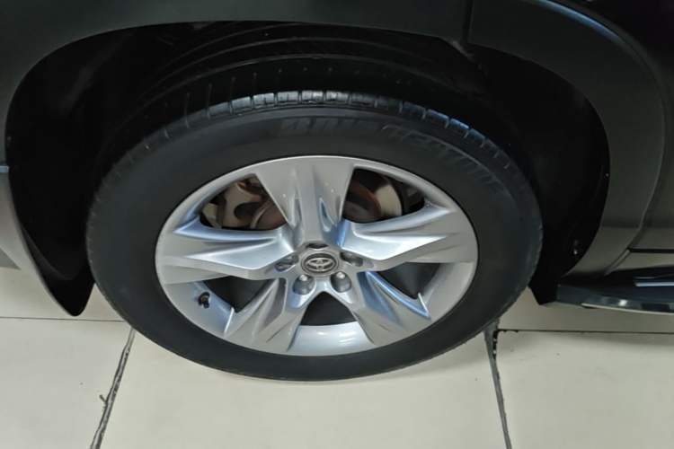 Used Toyota Highlander 2018 2.0T Four-Wheel Drive Luxury Version 7 Seats China VI Standard Right Rear Wheel Hub