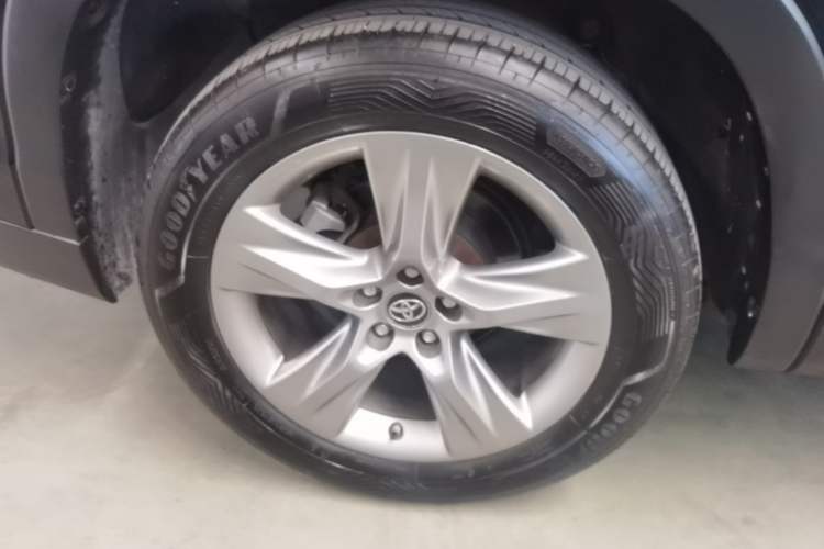 Used Toyota Highlander 2018 2.0T Four-Wheel Drive Luxury Version 7 Seats China VI Standard Right Rear Wheel Hub