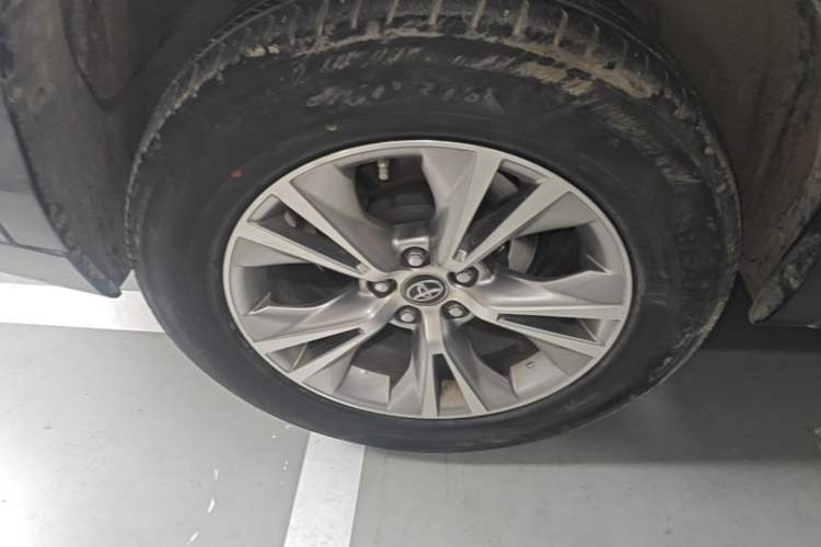 Used Toyota Highlander 2018 2.0T Four-Wheel Drive Elite Edition 7 Seats China VI Standard Right Rear Wheel Hub
