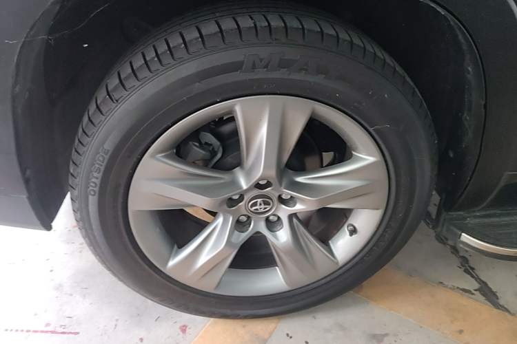 Used Toyota Highlander 2018 2.0T Four-Wheel Drive Luxury Version 7 Seats China VI Standard Right Rear Wheel Hub