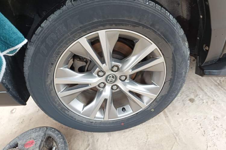 Used Toyota Highlander 2018 2.0T Two-Wheel Drive Elite Edition 7 Seats Emission Standard China V Right Rear Wheel Hub