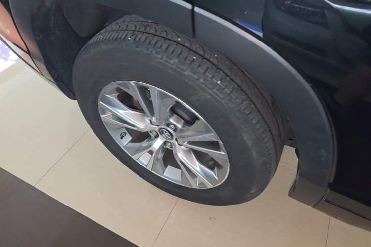 Used Toyota Highlander 2018 2.0T Four-Wheel Drive Elite Edition 7 Seats China VI Standard Right Rear Wheel Hub