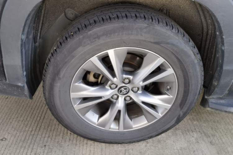 Used Toyota Highlander 2018 2.0T Four-Wheel Drive Elite Edition 7 Seats China VI Standard Right Rear Wheel Hub