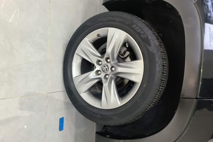 Used Toyota Highlander 2018 2.0T Four-Wheel Drive Luxury Edition 7 Seats China V Emission Standard Right Rear Wheel Hub
