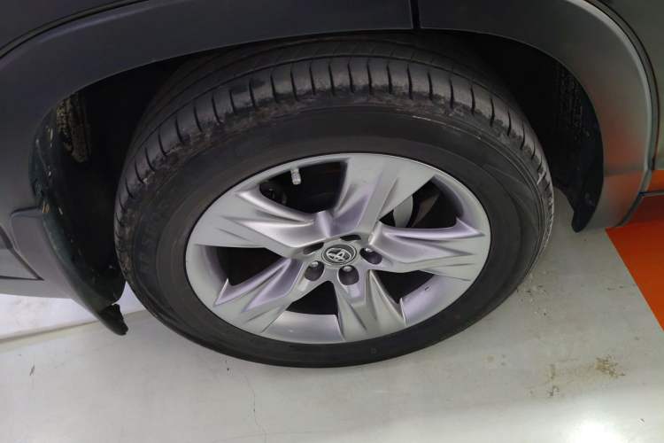 Used Toyota Highlander 2018 2.0T Four-Wheel Drive Luxury Version 7 Seats China VI Standard Right Rear Wheel Hub