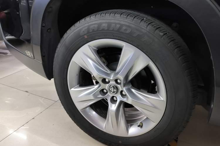 Used Toyota Highlander 2018 2.0T Four-Wheel Drive Luxury Version 7 Seats China VI Standard Right Rear Wheel Hub