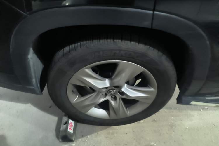 Used Toyota Highlander 2018 2.0T Four-Wheel Drive Luxury Version 7 Seats China VI Standard Right Rear Wheel Hub