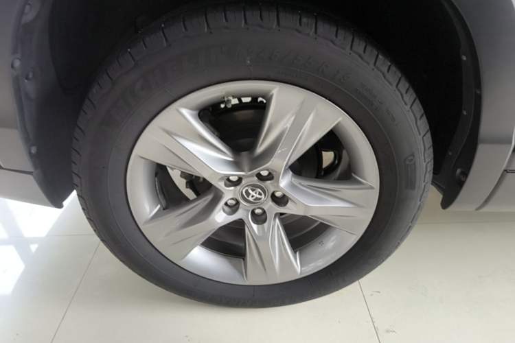 Used Toyota Highlander 2018 2.0T Four-Wheel Drive Luxury Version 7 Seats China VI Standard Right Rear Wheel Hub