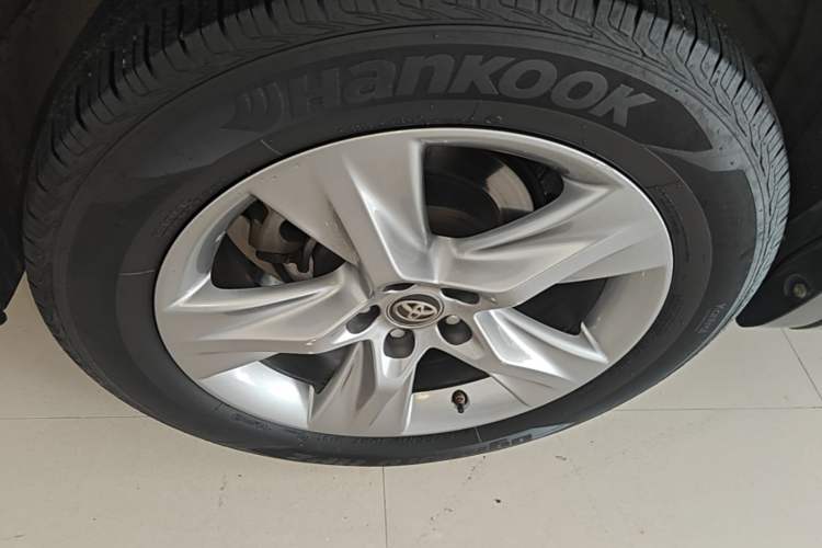 Used Toyota Highlander 2018 2.0T Four-Wheel Drive Prestige Version 7 Seats China VI Standard Right Rear Wheel Hub