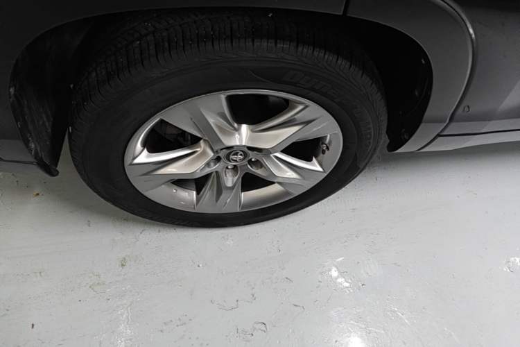 Used Toyota Highlander 2018 2.0T Four-Wheel Drive Prestige Version 7 Seats China VI Standard Right Rear Wheel Hub