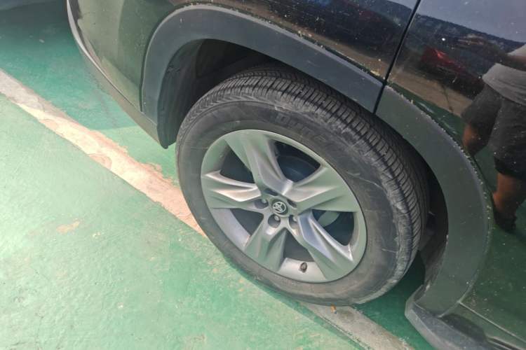 Used Toyota Highlander 2018 2.0T Four-Wheel Drive Luxury Version 7 Seats China VI Standard Right Rear Wheel Hub
