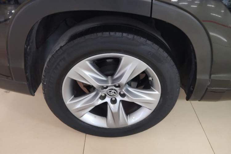 Used Toyota Highlander 2018 2.0T Four-Wheel Drive Luxury Version 7 Seats China VI Standard Right Rear Wheel Hub
