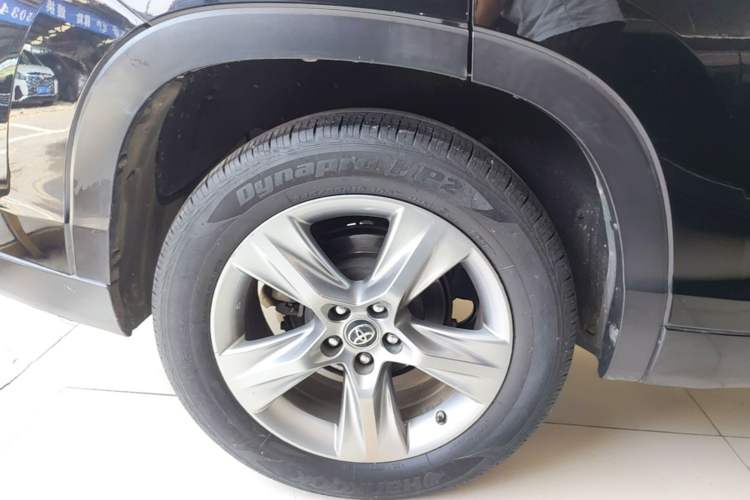 Used Toyota Highlander 2018 2.0T Four-Wheel Drive Luxury Version 7 Seats China VI Standard Right Rear Wheel Hub