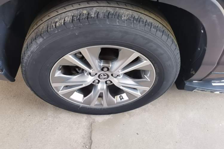 Used Toyota Highlander 2018 2.0T Two-Wheel Drive Elite Version 5 Seats China VI Standard Right Rear Wheel Hub