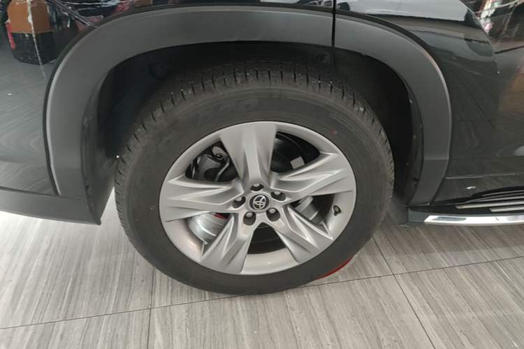 Used Toyota Highlander 2018 2.0T Four-Wheel Drive Luxury Version 7 Seats China VI Standard Right Rear Wheel Hub