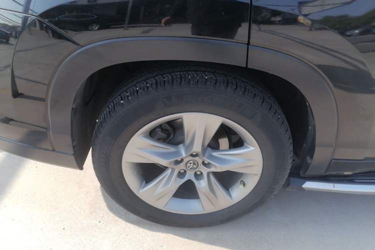 Used Toyota Highlander 2018 2.0T Four-Wheel Drive Luxury Version 7 Seats China VI Standard Right Rear Wheel Hub