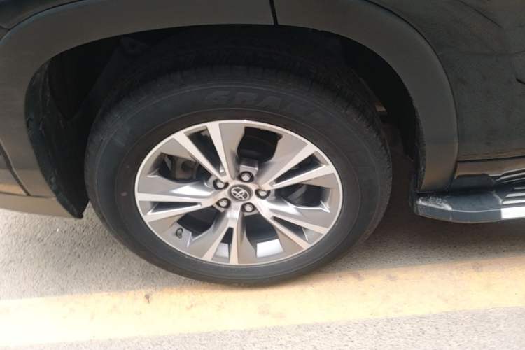 Used Toyota Highlander 2018 2.0T Four-Wheel Drive Elite Edition 7 Seats China VI Standard Right Rear Wheel Hub