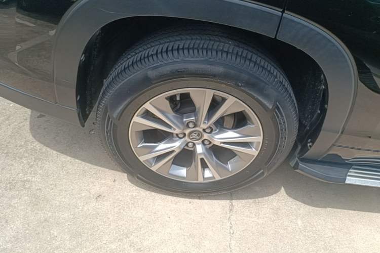 Used Toyota Highlander 2018 2.0T Two-Wheel Drive Elite Version 5 Seats China VI Standard Right Rear Wheel Hub