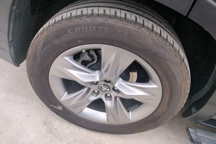 Used Toyota Highlander 2018 2.0T Four-Wheel Drive Prestige Version 7 Seats China VI Standard Right Rear Wheel Hub