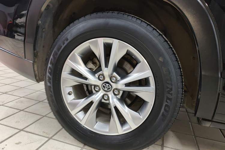 Used Toyota Highlander 2018 2.0T Four-Wheel Drive Elite Edition 7 Seats China VI Standard Right Rear Wheel Hub