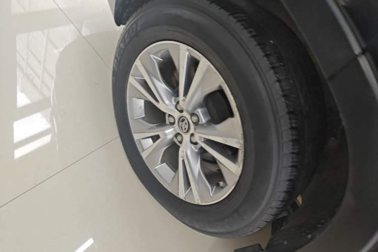 Used Toyota Highlander 2018 2.0T Two-Wheel Drive Elite Edition 7 Seats Emission Standard China V Right Rear Wheel Hub