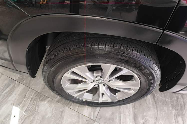 Used Toyota Highlander 2018 2.0T Two-Wheel Drive Elite Edition 7 Seats China VI Standard Right Rear Wheel Hub