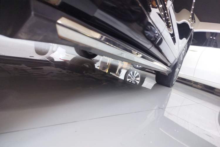 Used Toyota Highlander 2018 2.0T Four-Wheel Drive Luxury Version 7 Seats China VI Standard Right Side Sill