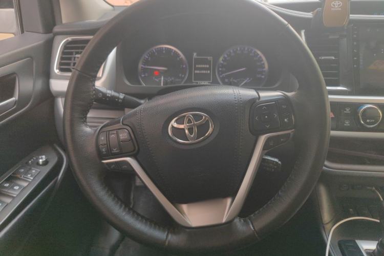 Used Toyota Highlander 2018 2.0T Two-Wheel Drive Luxury Edition 7 Seats China VI Standard Steering Wheel