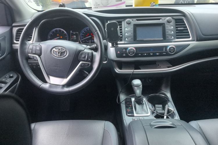 Used Toyota Highlander 2018 2.0T Two-Wheel Drive Luxury Edition 7 Seats China VI Standard Steering Wheel