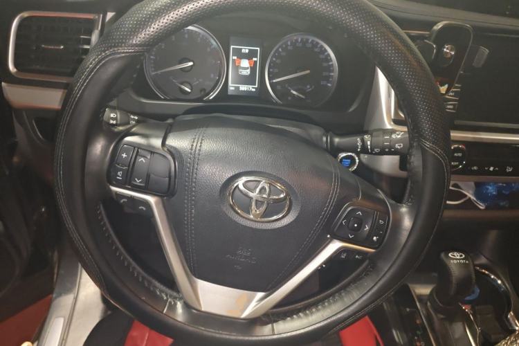 Used Toyota Highlander 2018 2.0T Two-Wheel Drive Luxury Edition 7 Seats China VI Standard Steering Wheel