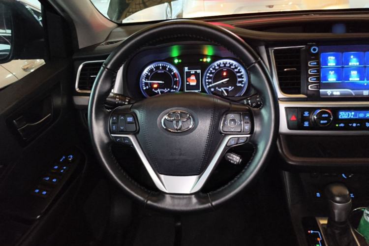Used Toyota Highlander 2018 2.0T Four-Wheel Drive Luxury Version 7 Seats China VI Standard Steering Wheel