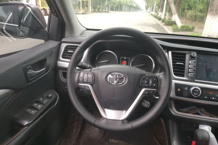 Used Toyota Highlander 2018 2.0T Two-Wheel-Drive Luxury Edition 7 Seats Emission Standard China V Steering Wheel
