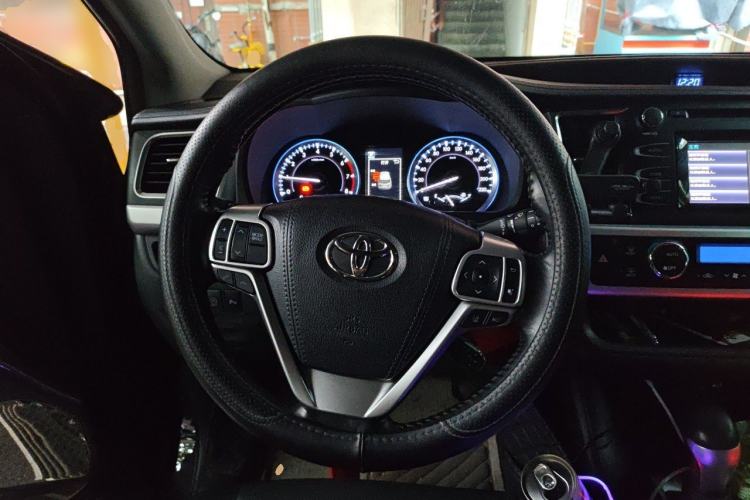 Used Toyota Highlander 2018 2.0T Four-Wheel Drive Luxury Version 7 Seats China VI Standard Steering Wheel