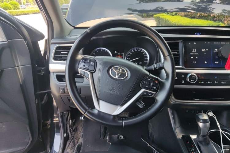 Used Toyota Highlander 2018 2.0T Four-Wheel Drive Prestige Version 7 Seats China VI Standard Steering Wheel