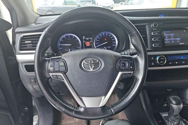 Used Toyota Highlander 2018 2.0T Four-Wheel Drive Luxury Version 7 Seats China VI Standard Steering Wheel
