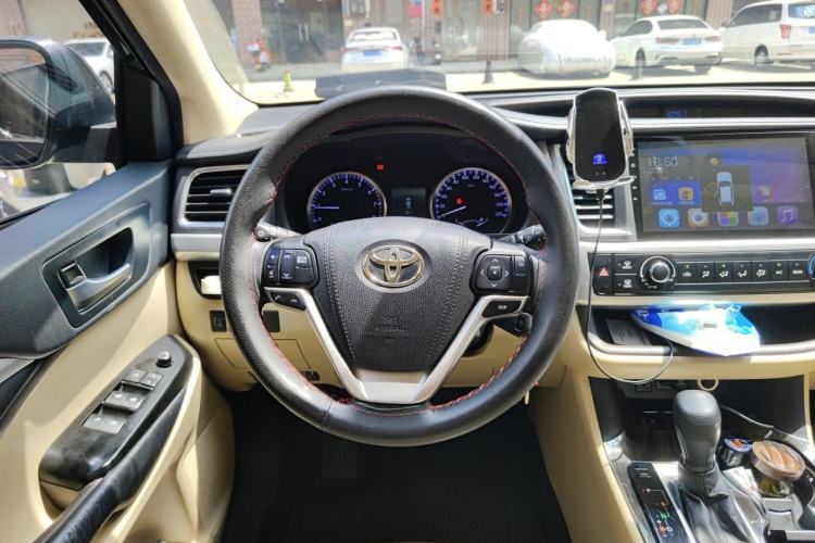 Used Toyota Highlander 2018 2.0T Two-Wheel Drive Elite Edition 7 Seats Emission Standard China V Steering Wheel