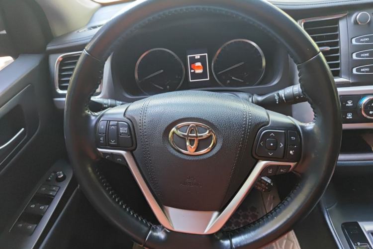 Used Toyota Highlander 2018 2.0T Two-Wheel-Drive Luxury Edition 7 Seats Emission Standard China V Steering Wheel