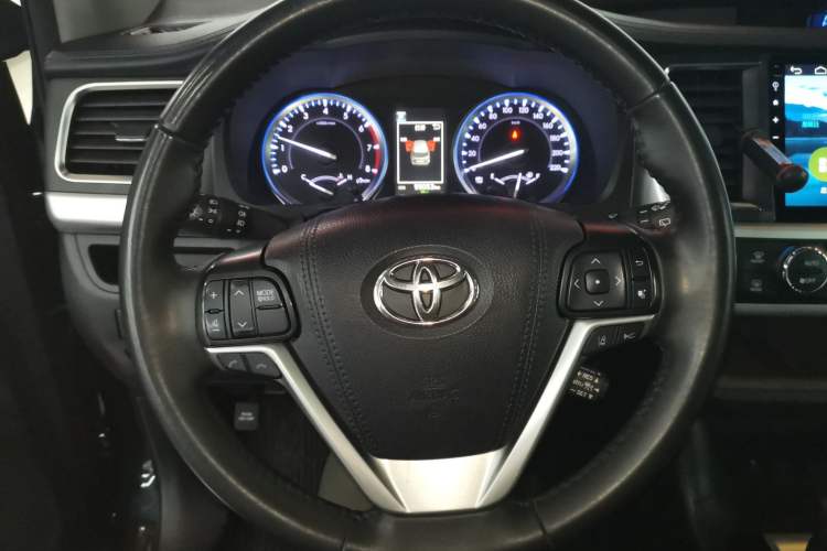 Used Toyota Highlander 2018 2.0T Four-Wheel Drive Luxury Edition 7 Seats China V Emission Standard Steering Wheel