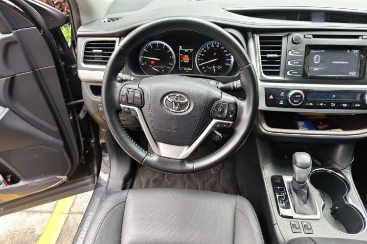 Used Toyota Highlander 2018 2.0T Two-Wheel Drive Luxury Edition 7 Seats China VI Standard Steering Wheel