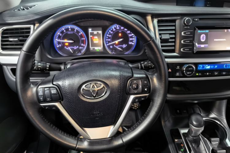 Used Toyota Highlander 2018 2.0T Two-Wheel-Drive Luxury Edition 7 Seats Emission Standard China V Steering Wheel