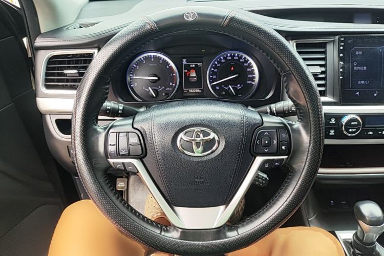 Used Toyota Highlander 2018 2.0T Two-Wheel Drive Luxury Edition 7 Seats China VI Standard Steering Wheel