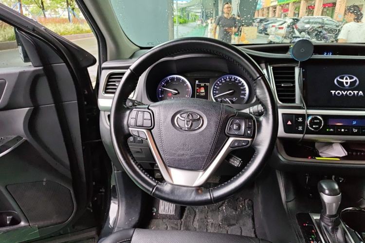 Used Toyota Highlander 2018 2.0T Two-Wheel-Drive Luxury Edition 7 Seats Emission Standard China V Steering Wheel