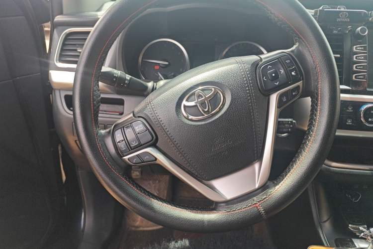 Used Toyota Highlander 2018 2.0T Four-Wheel Drive Luxury Version 7 Seats China VI Standard Steering Wheel