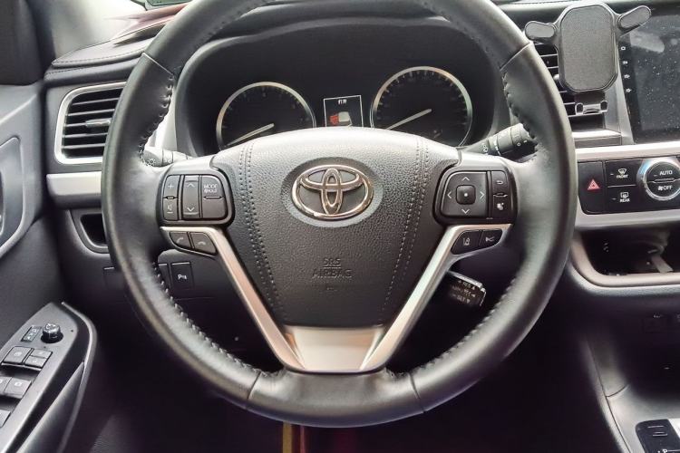 Used Toyota Highlander 2018 2.0T Four-Wheel Drive Luxury Version 7 Seats China VI Standard Steering Wheel