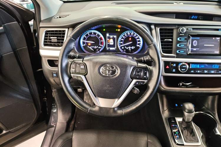 Used Toyota Highlander 2018 2.0T Four-Wheel Drive Luxury Edition 7 Seats China V Emission Standard Steering Wheel