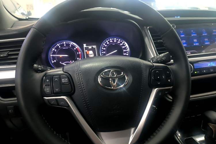 Used Toyota Highlander 2018 2.0T Four-Wheel Drive Knight Edition 7 Seats China VI Standard Steering Wheel