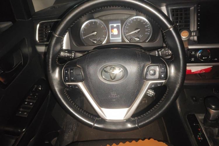 Used Toyota Highlander 2018 2.0T Two-Wheel-Drive Luxury Edition 7 Seats Emission Standard China V Steering Wheel
