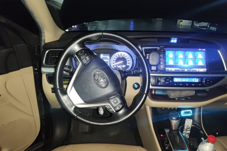 Used Toyota Highlander 2018 2.0T Four-Wheel Drive Luxury Version 7 Seats China VI Standard Steering Wheel