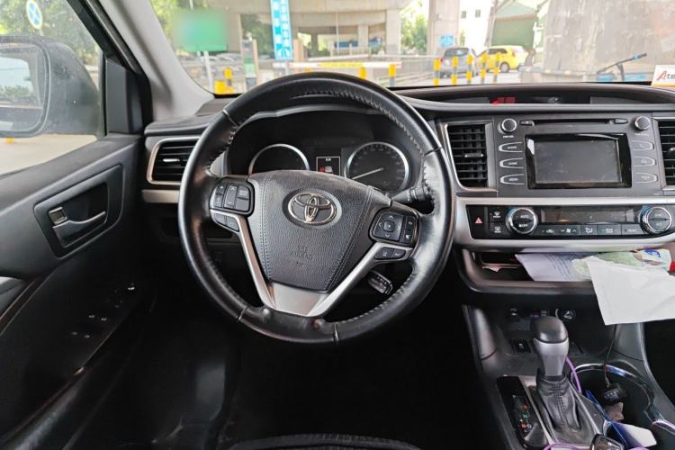 Used Toyota Highlander 2018 2.0T Two-Wheel-Drive Luxury Edition 7 Seats Emission Standard China V Steering Wheel